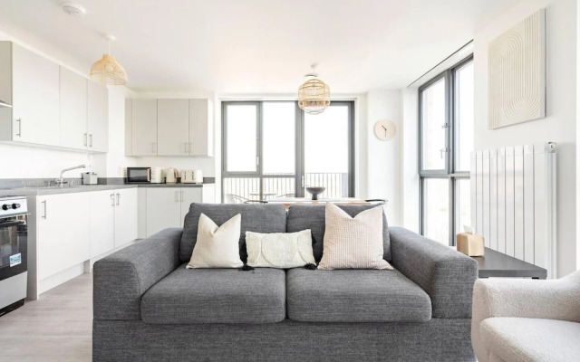 Beautiful 2 Bed Penthouse With Balcony Views Ldn