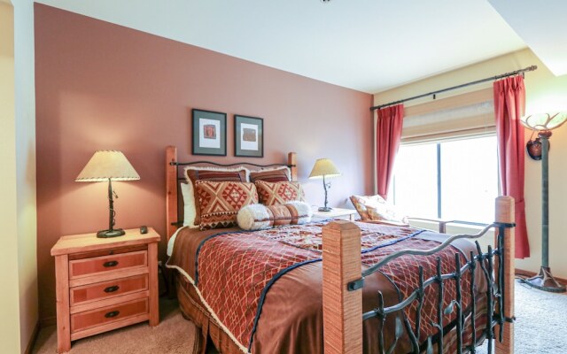 Silver Bear 22 Pet-Friendly, Cozy, Underground Parking, Walk to Canyon Lodge by RedAwning