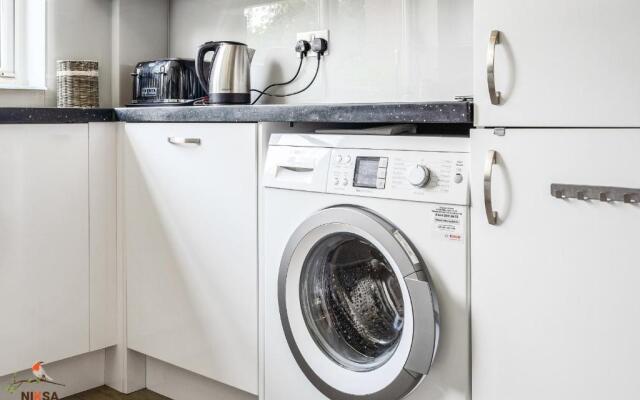 NIKSA Serviced Accommodation - 3 bedroom house