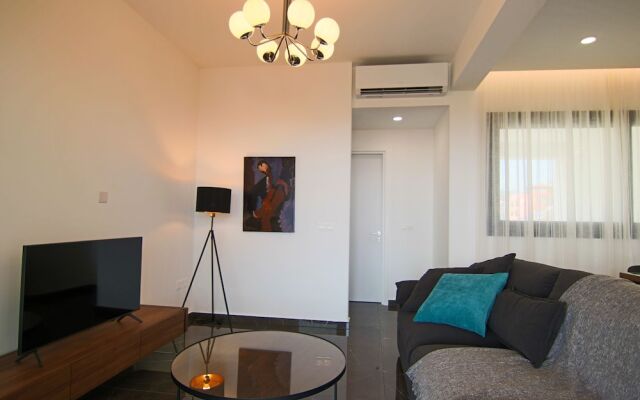 Phaedrus Living: Sea View Anna Residence 202