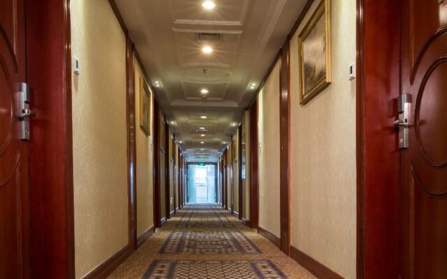 Vienna International Hotel (Shenzhen Shuanglong Subway Station)