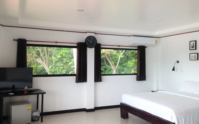 The Reef Hotel & Studios