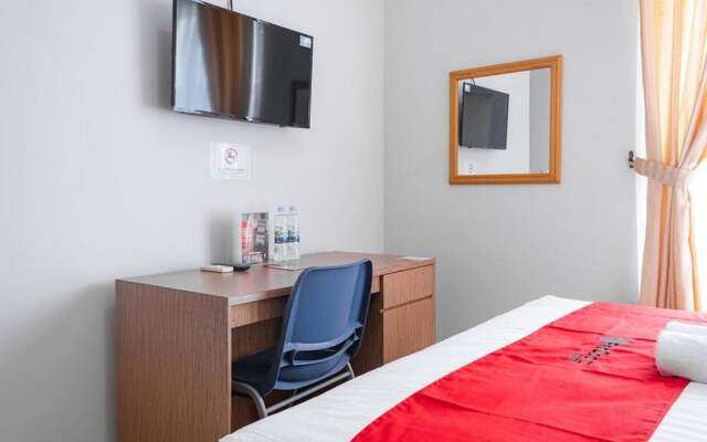 RedDoorz near Siloam Karawaci 3