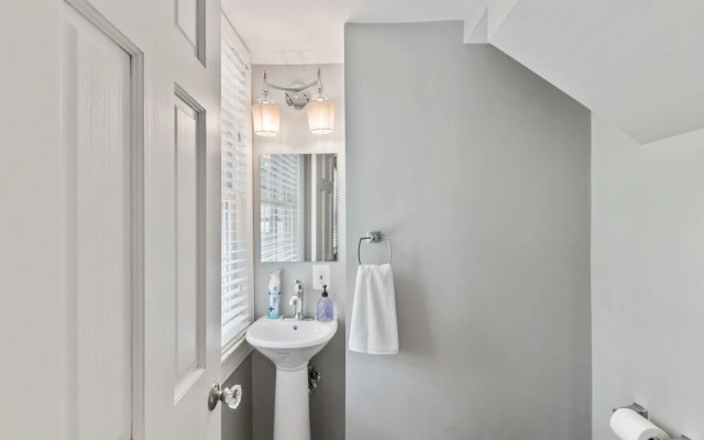 Massive 5BR Historic CozySuites House