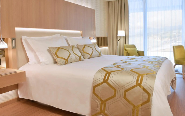 Maestral Resort & Casino