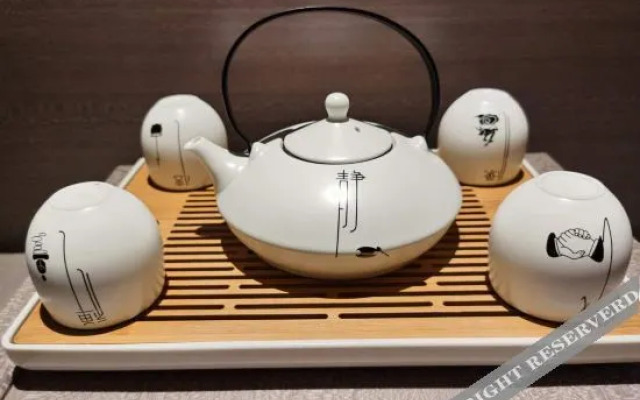 Yihai Hotel (Zhengzhou South China City Longhu Jinyi City Shopping Center Branch)