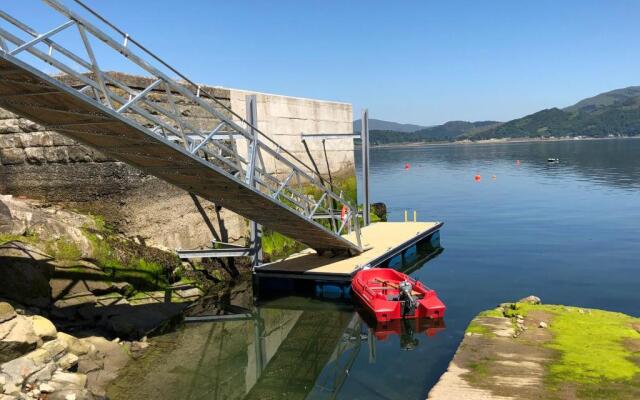 Holly Tree Hotel, Swimming Pool & Hot Tub