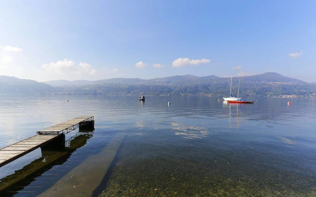 Contemporary Lakeside Villa Enjoying Direct Lake Access, Wifi, BBQ, Near Restaurant and Shop