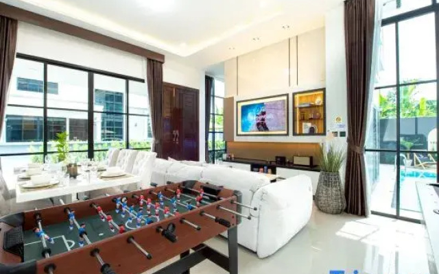 Modern 3BR British Pool Villa + 5KM Jomtien Beach