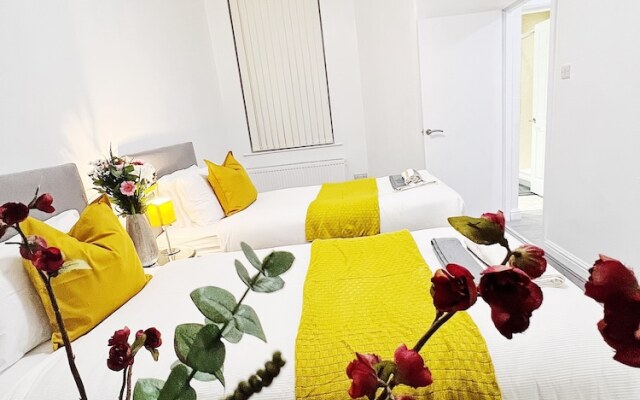 Impeccable 4-bed House in Manchester