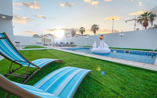 LUX White Modern Villa