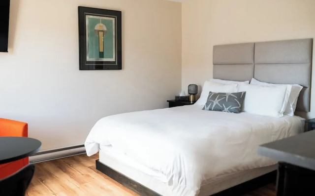 Loyalist Inn & Suites