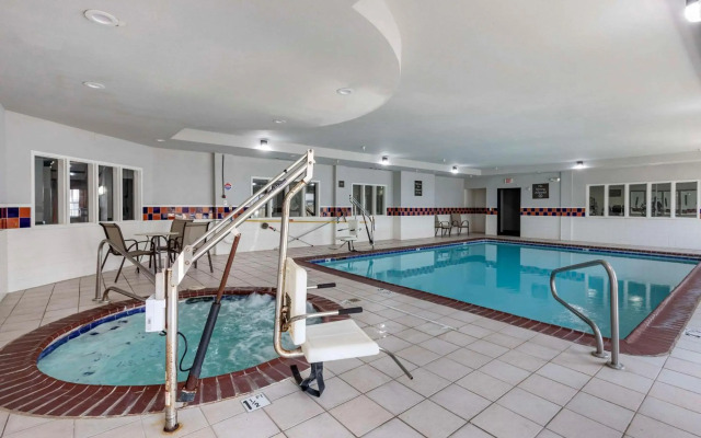 Quality Inn & Suites I-35 E / Walnut Hill