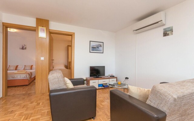 Beautiful Apartment in Zdrelac With Wifi and 2 Bedrooms