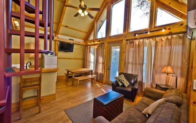 River Rd. Treehouses-Mourning Dove Haus