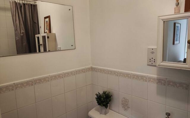 Bright 1 Bedroom Apartment-private Parking