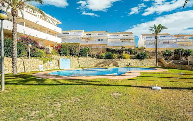 Bungalow House With Communal Pool