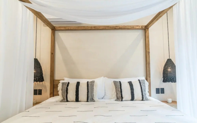 Luxurious Stylish 3BR Apartment Exceptional Location Private Pool Uncovered Patio