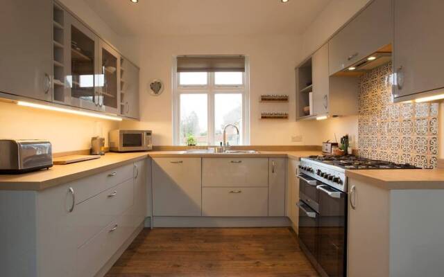 10 Bedroom Home In Glastonbury Beautiful Garden
