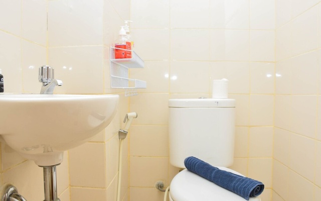 Homey and Modern 2BR at Lagoon Apartment near Shopping Center – Bathroom – Bekasi