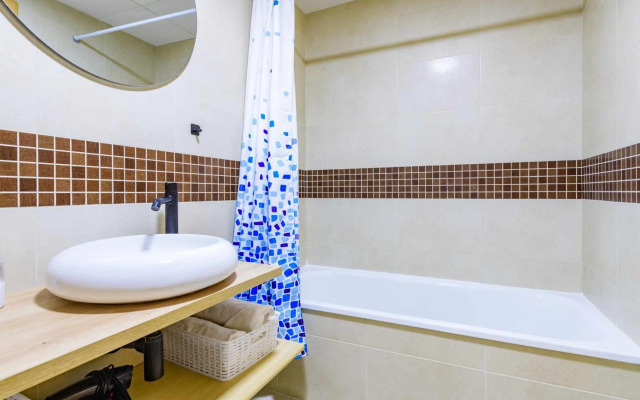 Apart Port Arenal con terraza y piscina