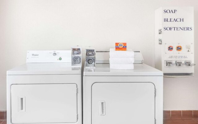 Super 8 By Wyndham Phoenix Metro North