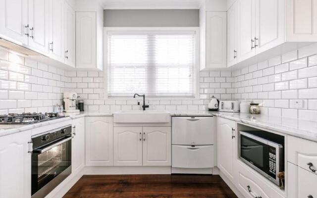 Byrne House - Modern-rustic Fireplace Wi-fi