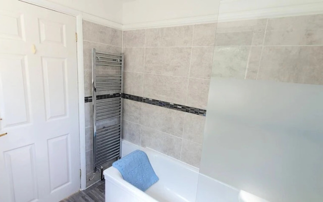 3-bed House With Superfast Wi-fi, DW Lettings 15vr