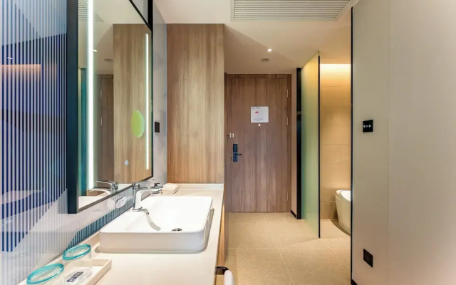 Holiday Inn Express Shanghai Jing'an Temple by IHG