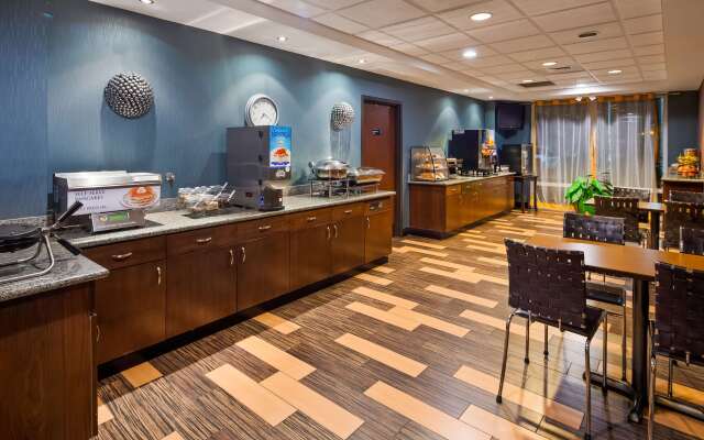 Best Western Plus Chain of Lakes Inn & Suites