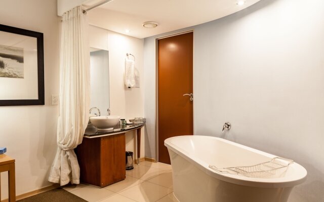 Island Club Hotel & Apartments