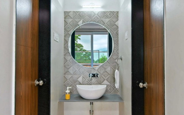 SaffronStays Riverdale, Mulshi - Lakefront villa with pool and mountain view