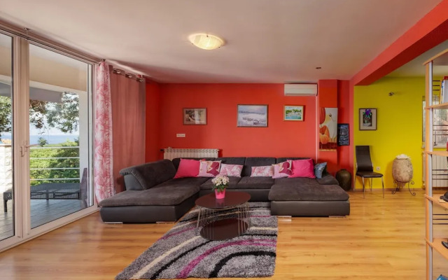 Colourful Seaview Apartment