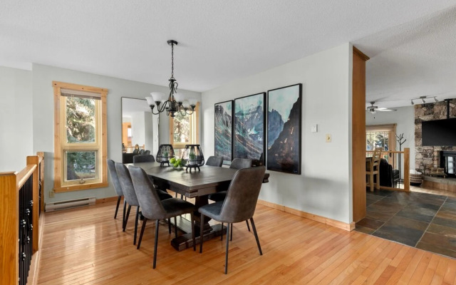 SPACIOUS 3,000 sq2 Luxury Home | PRIVATE Pool & Hot Tub | STEPS to Kinsmen Beach