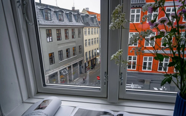 Sanders Merchant - Dreamy 3-bdr Apt w Terrace
