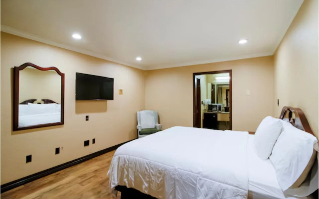 OYO Pinewood Inn & Suites Silsbee