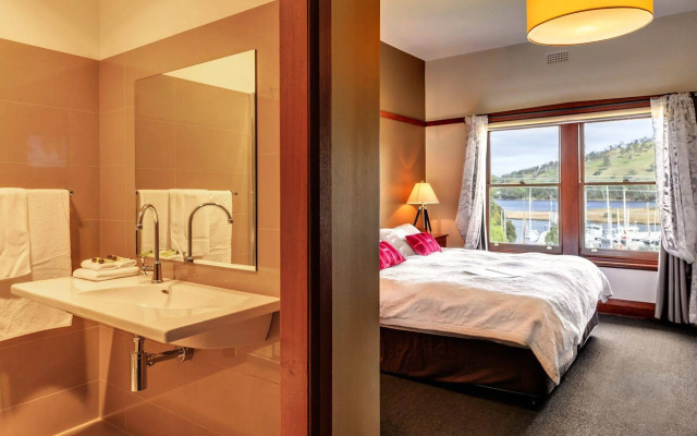 Kermandie Waterfront Hotel