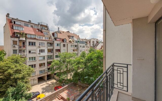 Bright and Newly Refurbished Apartment near Center