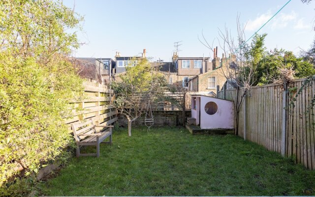 3 Bedroom Home in East London Accommodates 7