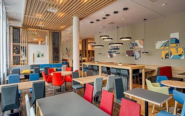 Holiday Inn Express Cambridge West Cambourne by IHG