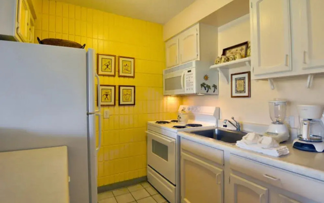 Lahaina Shores #522 Studio Bedroom Condo by RedAwning