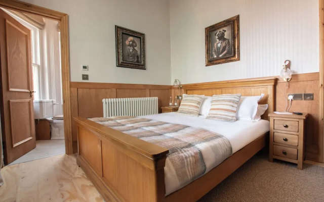 The Old Farmhouse Pub & Rooms