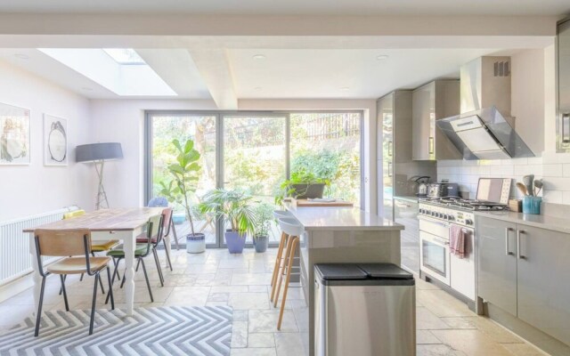 Beautiful & Modern 3BD House- Kennington!