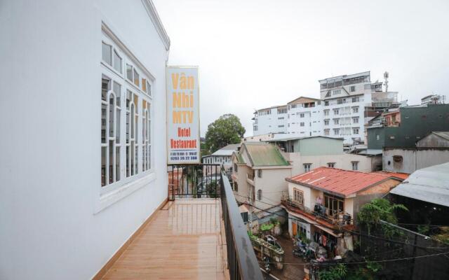 Vn Nhi MTV Hotel