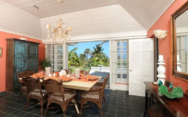 Secluded Paradise: Grand Estate With Kayaks And Snorkeling
