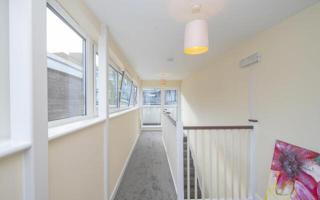 SLEEP 8  Morden 4bed TOWNHOUSE NEXT TO BRIGHTON STATION