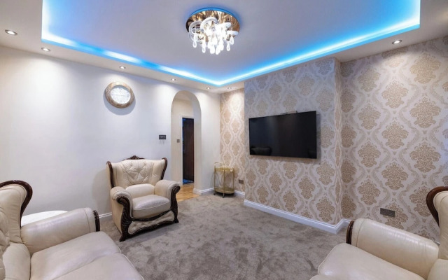 Chic London Apartment in Brown Hart Gardens