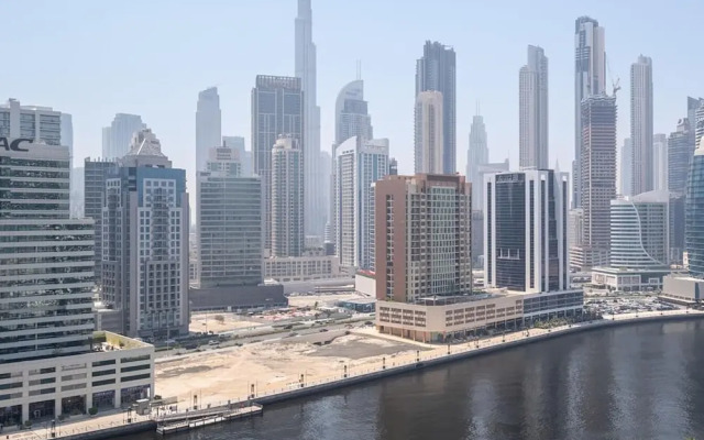 Luxurious 2BR w/ Waterfront and Burj Khalifa View