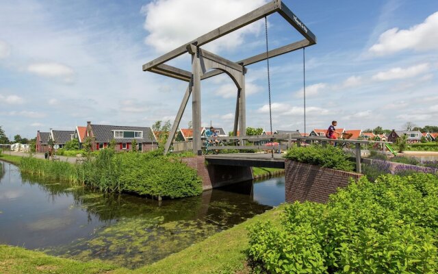 Modern light chalet, located in the polder 15km from Alkmaar