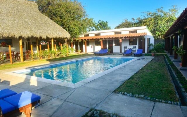 Machele' s Place Beachside Hotel & Pool